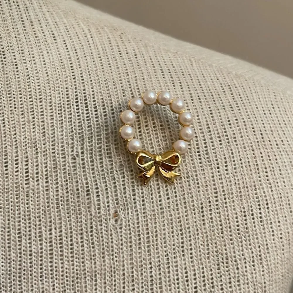 Vintage 1999 AVON Pearlesque Wreath Pin with Goldtone Bow